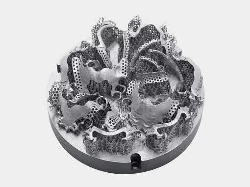 Стоматологические каркасы на платформе после 3D-печати металлом