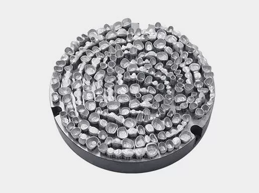 Зубные коронки на платформе после 3D-печати металлом