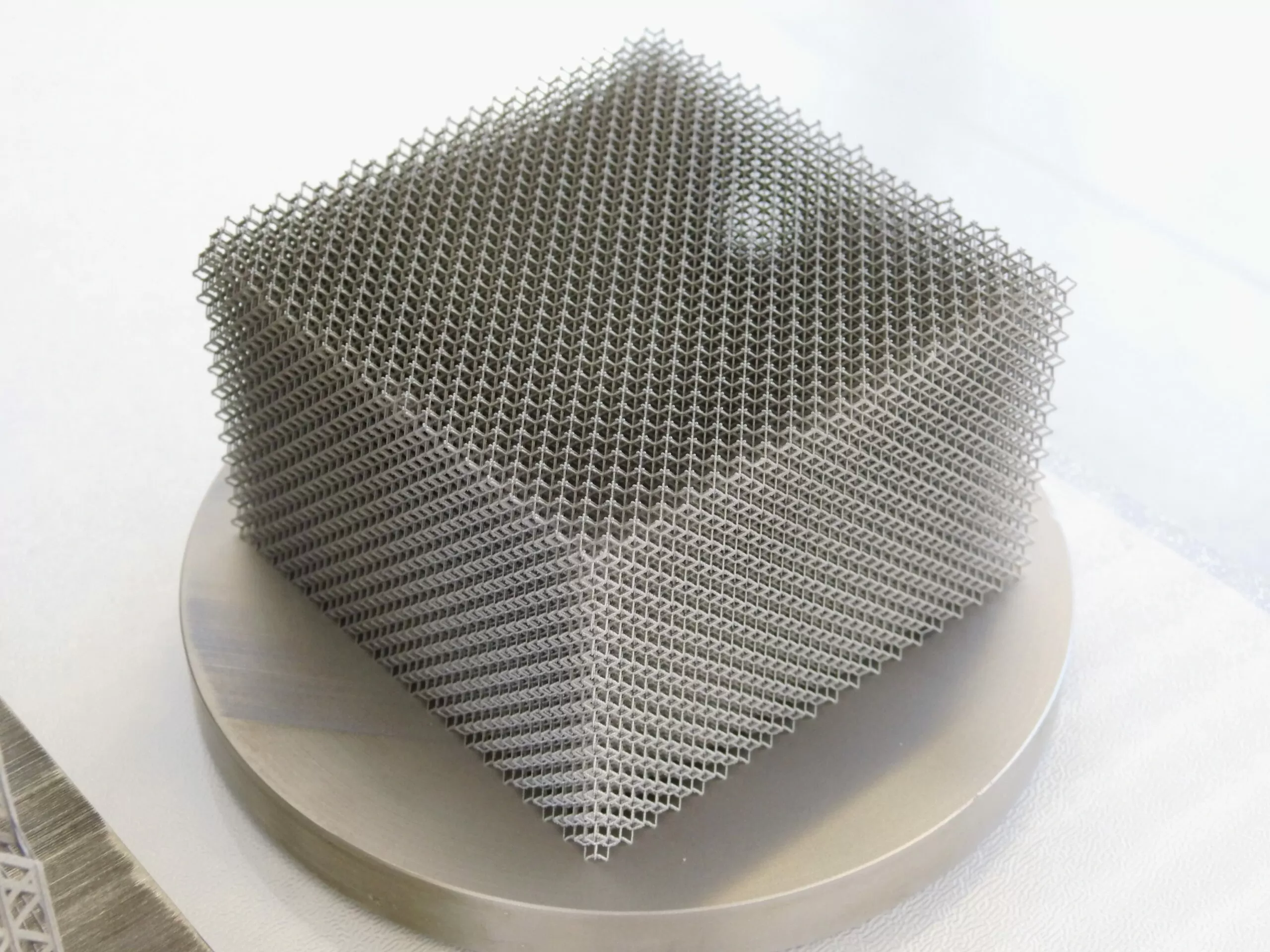 Кубический образец с мелкой решётчатой структурой - 3D-печать металлом