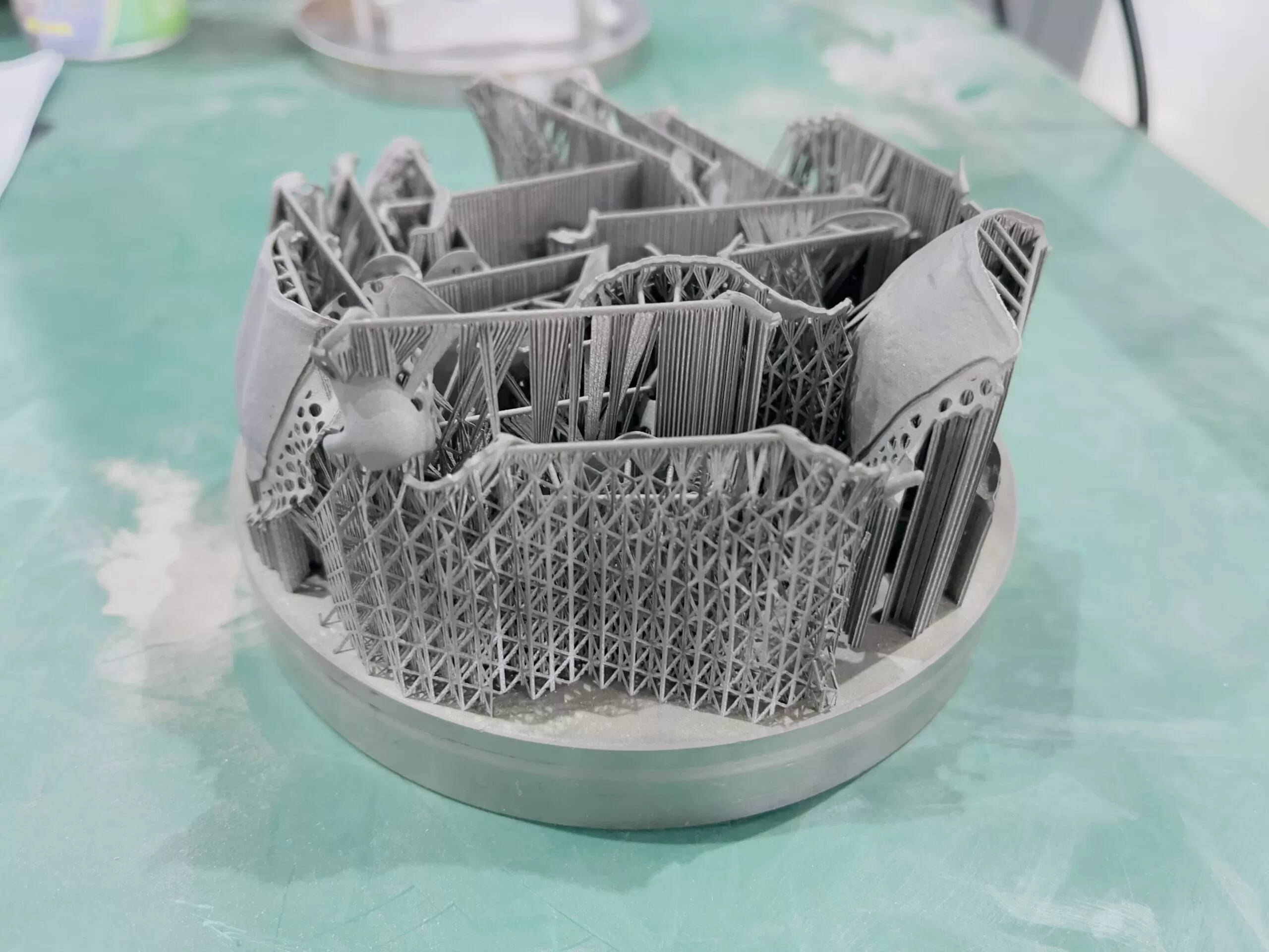 Полые металлические детали с поддержками на платформе 3D-печати