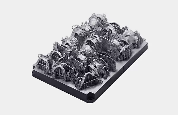 Металлические детали на платформе после 3D-печати