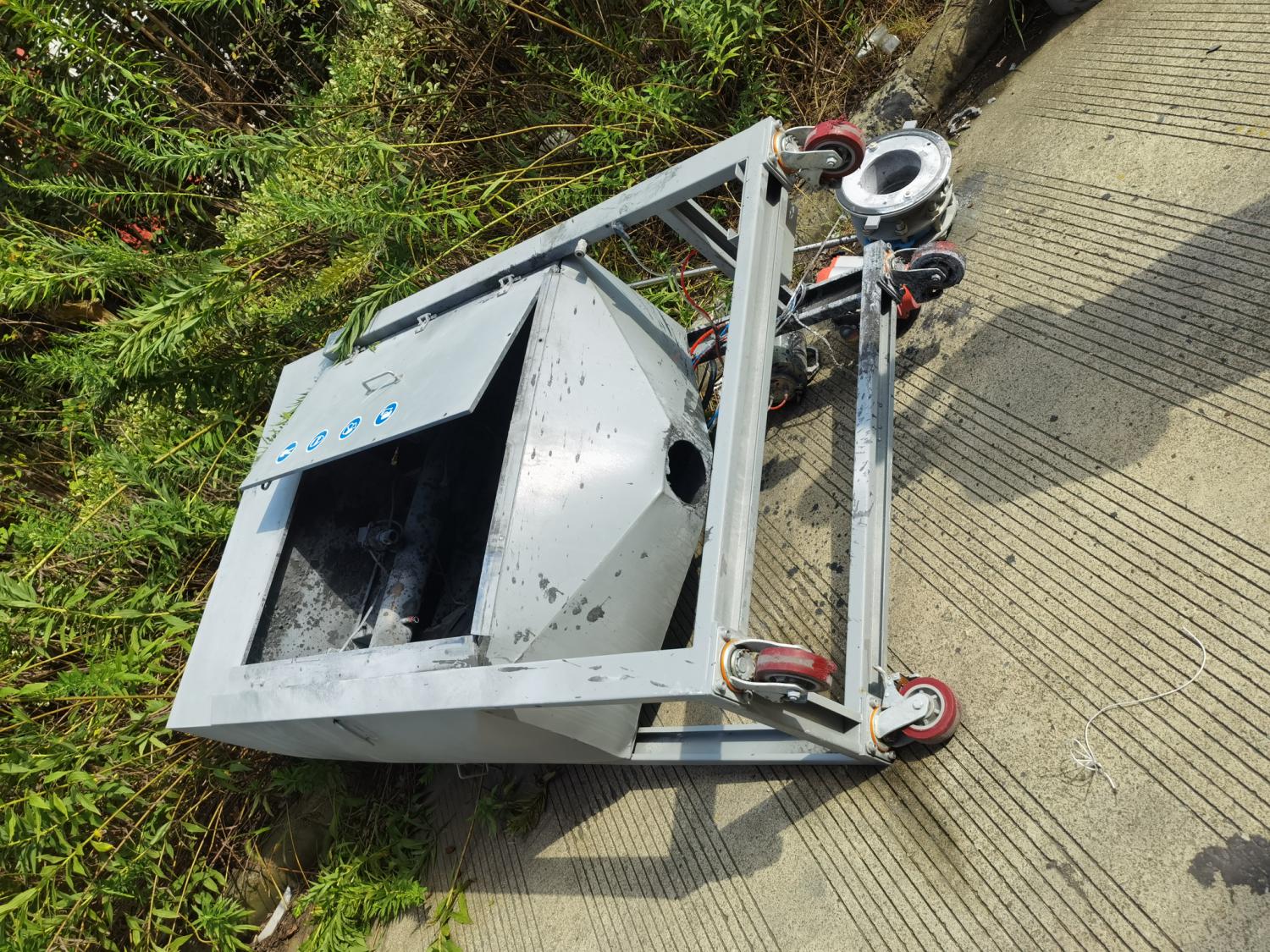 Отброшенный корпус пылесборника — авария при обслуживании SLM 3D-принтера