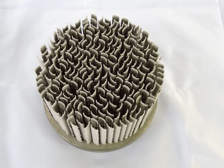 Массив тонких изогнутых металлических стенок на платформе после SLM-печати